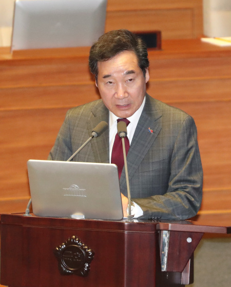 이낙연 국무총리가 21일 오후 국회 본회의장에서 열린 경제 분야 대정부질문에서 의원의 질의에 답변하고 있다. ［연합］