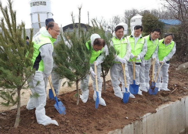 김태환 농협축산경제대표이사(사진 왼쪽에서 첫번째)가 임직원들과 방품림 식재작업을 하고 있다. [농협 제공]