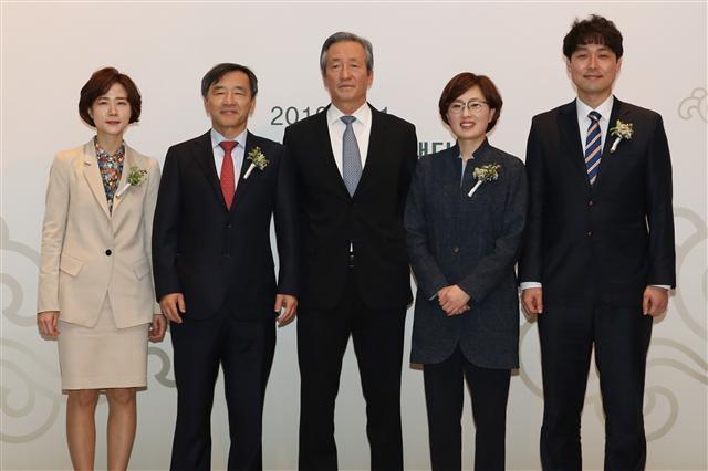 이은지 분당서울대병원 안과 교수, 김종성 울산대 의대 신경과학교실 교수, 정몽준 아산재단 이사장, 김빛내리 서울대 생명과학부 석좌교수, 한범 서울대 의대 의과학과 교수(왼쪽부터).   [아산재단 제공]