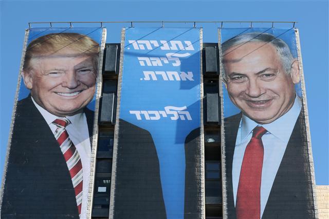 <YONHAP PHOTO-0855> epa07453982 (FILE) - An election campaign billboard of the Likud party reading 'Netanyahu is a different league' shows Israeli Prime Minister Benjamin Netanyahu (R) and US President Donald Trump (L) shake hands at the entrance to Jerusalem, Israel, 03 February 2019 (reissued 21 March 2019). US President Trump said in a tweet on 21 March 2019, that 'it is time for the United States to fully recognize Israel's Sovereignty over the Golan Heights' adding that it is of 'critical strategic and security importance to the State of Israel and Regional Stability.' Israel captured much of the Golan region from Syria in 1967 and then annexed it in 1981, a move that was never international recognized. Trump's remarks came as US Secretary of State Pompeo is on a trip in the Middle East and visited Jerusalem on the day. EPA/ABIR SULTAN/2019-03-22 05:35:32/ <저작권자 ⓒ 1980-2019 ㈜연합뉴스. 무단 전재 재배포 금지.>