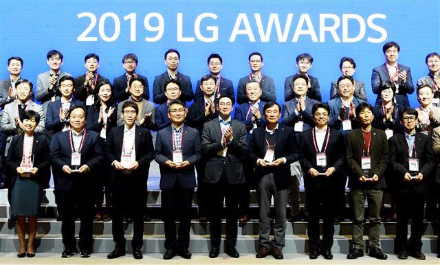 21일 서울 마곡 LG사이언스파크에서 열린 ‘LG 어워즈(Awards)’에서 구광모(앞줄 가운데) (주)LG 대표가 수상자들과 기념촬영을 하고 있다. [LG 제공]