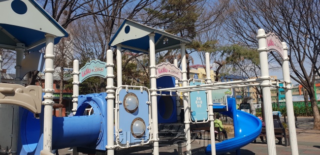 [서울 영등포구 대림동 대동초등학교 앞 놀이터. 오후가 되면 전학 간 친구들도 이곳으로 놀러온다. 김유진 기자/kacew@heraldcorp.com]