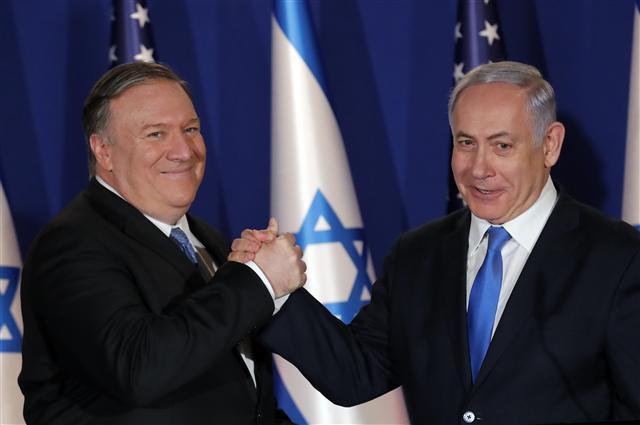 <YONHAP PHOTO-0704> U.S. Secretary of State Mike Pompeo shake hands with Israeli Prime Minister Benjamin Netanyahu, during their visit at Netanyahu's official residence in Jerusalem, Thursday March 21, 2019. (Jim Young/Pool Image via AP)/2019-03-22 05:27:12/ <저작권자 ⓒ 1980-2019 ㈜연합뉴스. 무단 전재 재배포 금지.>