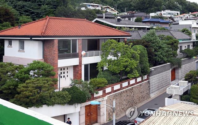 미납 추징금 환수를 위해 공매에 부쳐진 전두환 전 대통령의 서울 서대문구 연희동 자택.  [연합]