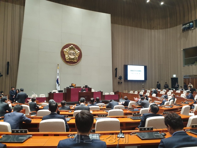 자유한국당 소속 의원들이 22일 오전 국회에서 의원총회를 열고 한국당을 제외한 여야 4당의 패스트트랙 상정에 대한 대처방안 등을 논의하고 있다. [유오상 기자/osyoo@]