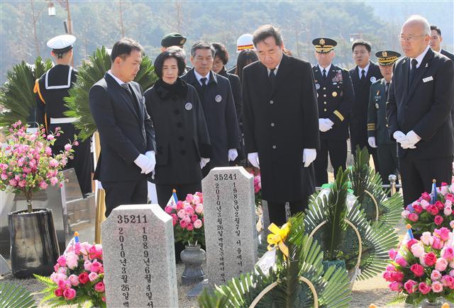 22일 제4회 서해수호의날을 맞아 대전시 유성구 국립대전현충원에서 열린 기념식에서 이낙연 국무총리가 22일 순국선열과 호국영령을 기리며 묵념을 하고 유족들을 위로했다.  [연합]