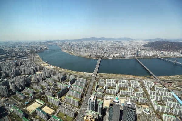 A view of Seoul from the Lotte World Tower in Jamsil, southeastern Seoul (Yonhap News)
