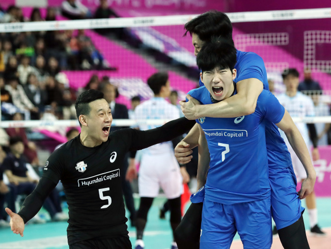 24일 인천 계양체육관에서 열린 남자프로배구 챔피언결정전 2차전 인천 대한항공 점보스와 천안 현대캐피탈 스카이워커스의 경기. 5세트 현대캐피탈 선수들이 득점한 뒤 기뻐하고 있다. [연합뉴스]