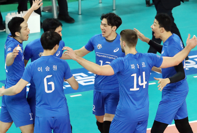 24일 인천 계양체육관에서 열린 남자프로배구 챔피언결정전 2차전 인천 대한항공 점보스와 천안 현대캐피탈 스카이워커스의 경기. 1세트 현대캐피탈 선수들이 득점한 뒤 기뻐하고 있다. [연합뉴스]