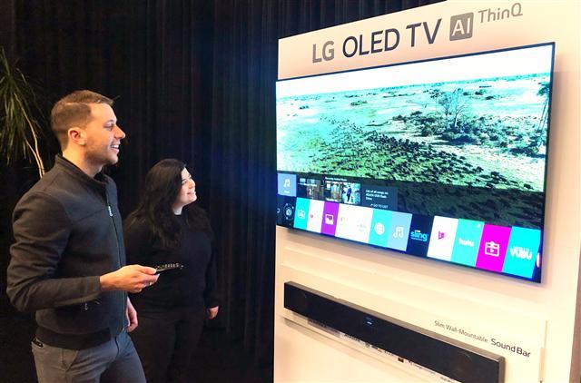 LG전자가 미국 뉴욕에서 진행한 2019년형 LG 올레드 TV 신제품 체험행사에서 참석자들이 LG 올레드 TV 신제품을 살펴보고 있다.  [LG전자 제공]