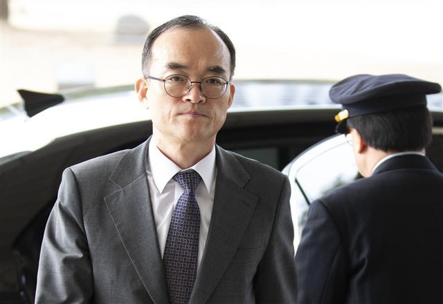 문무일 검찰총장이 25일 오전 서울 서초구 대검찰청으로 출근하고 있다. ‘환경부 블랙리스트’ 의혹을 수사 중인 검찰은 이날 법원에서 김은경 전 환경부 장관의 구속영장이 발부될 경우 청와대와 김 전 장관의 ‘공모 관계’ 규명에 수사 초점을 맞출 것으로 보인다.   [연합]