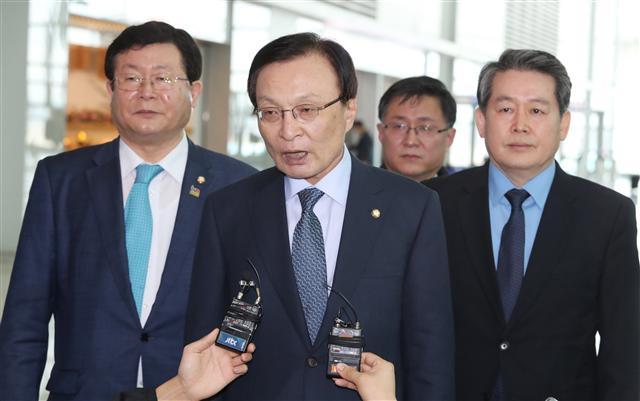 이해찬 더불어민주당 대표가 25일 인천공항에서 베트남 방문의 의미와 일정을 기자들에게 설명하고 있다.  [연합]