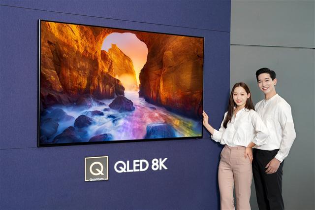 삼성전자 모델이 삼성 디지털프라자 삼성대치점에서 완전히 새로워진 2019년형 ‘QLED TV’를 소개하고 있다.  [삼성전자 제공]