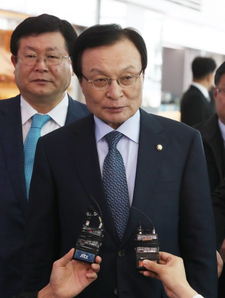 이해찬 더불어민주당 대표가 25일 인천공항에서 베트남 방문의 의미와 일정을 기자들에게 설명하고 있다. [연합]