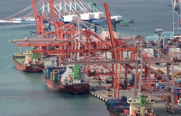 Export cargoes are being shipped at Busan Port. (Yonhap)