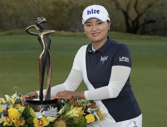 고진영이 25일(한국시간) 열린 미국여자프로골프(LPGA)투어 뱅크오브호프파운더스컵에서 짜릿한 역전우승을 거둔 뒤 우승컵 옆에서 환하게 웃고 있다. [연합]