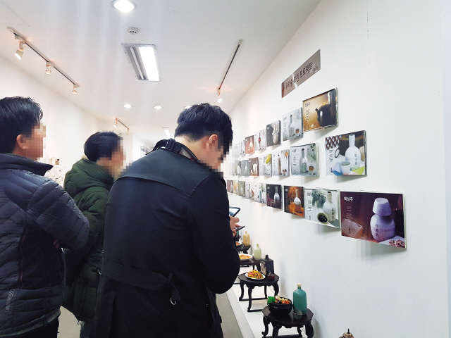 국순당 생막걸리 용기를 육안검사하는 모습.