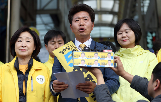 4·3 보궐선거 창원성산 민주·정의당 단일후보로 결정된 정의당 여영국 후보가 25일 경남 창원시 성산구 반송시장에서 소감을 말하고 있다. 왼쪽부터 심상정 전 대표, 여 후보, 이정미 대표.[연합]
4·3 보궐선거 창원성산 민주·정의당 단일후보로 결정된 정의당 여영국 후보가 25일 경남 창원시 성산구 반송시장에서 소감을 말하고 있다. 왼쪽부터 심상정 전 대표, 여 후보, 이정미 대표.[연합]