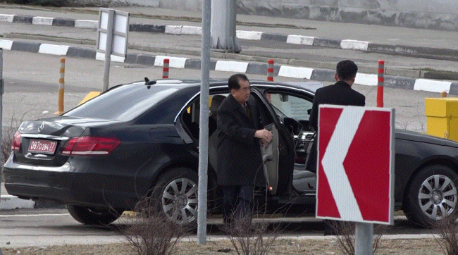 러시아 모스크바를 방문했던 김정은 북한 국무위원장의 최측근 인사 김창선 북한 국무위원회 부장(뒤쪽)이 지난 23일(현지시간) 모스크바에서 극동 블라디보스토크로 가기위해 셰례메티예보 공항에 도착한 뒤 차에서 내리고 있다.[연합]
러시아 모스크바를 방문했던 김정은 북한 국무위원장의 최측근 인사 김창선 북한 국무위원회 부장(뒤쪽)이 지난 23일(현지시간) 모스크바에서 극동 블라디보스토크로 가기위해 셰례메티예보 공항에 도착한 뒤 차에서 내리고 있다.[연합]