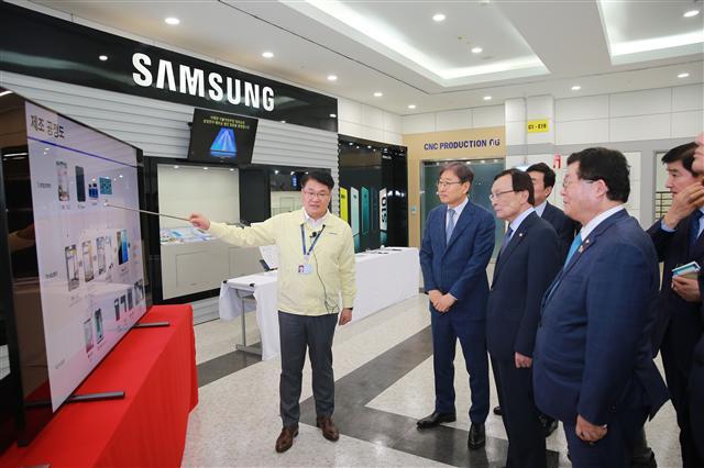 이해찬 더불어민주당 대표(왼쪽 세번째)가 25일 베트남 박닌성 삼성전자 스마트폰 제조공장에서 제조공정을 브리핑 받고 있다. [삼성전자 제공]