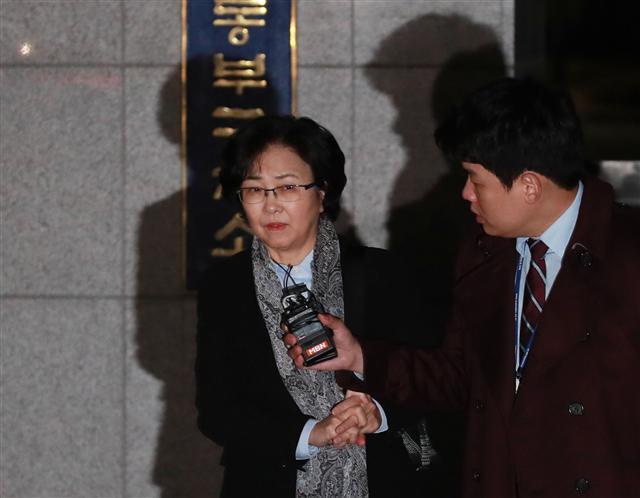 이른바 ‘환경부 블랙리스트 의혹 문건’으로 수사를 받는 김은경 전 환경부 장관이 26일 새벽 서울 동부구치소를 나서고 있다.  [연합]
