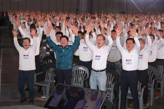 25일 경기도 일산 킨텍스에서 김병원 회장, 농협 임직원을 비롯한 이념교육 수료생들이 ‘2019년 이념실천 페스티벌 농심마니’ 행사에 참가하여 퍼포먼스를 하고 있다.  [농협제공]