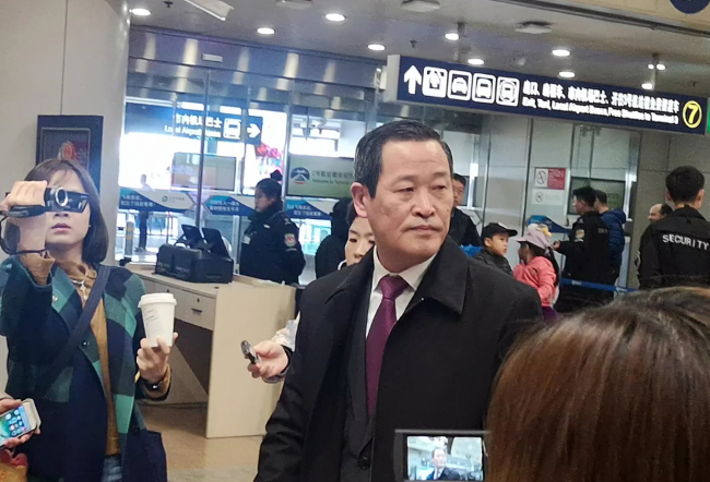 <YONHAP PHOTO-3091> 김성 주유엔 북한대사 베이징 도착 (베이징=연합뉴스) 김진방 특파원 = 북미 간 2차 핵 담판 불발 이후 북·미 관계가 살얼음판을 걷는 가운데 지난 19일 급거 귀국했던 중국과 유엔 주재 북한대사가 23일 중국 베이징(北京) 공항에 도착했다. 지재룡 주중 북한 대사와 김성 유엔 주재 북한대표부 대사는 이날 오전 평양발 고려항공편으로 베이징 서우두(首都) 공항에 도착해 일반 통로로 나와 북한 대사관에서 준비해둔 차량으로 빠져나갔다. 2019.3.23 chinakim@yna.co.kr/2019-03-23 13:31:47/ <저작권자 ⓒ 1980-2019 ㈜연합뉴스. 무단 전재 재배포 금지.>
<YONHAP PHOTO-3091> 김성 주유엔 북한대사 베이징 도착 (베이징=연합뉴스) 김진방 특파원 = 북미 간 2차 핵 담판 불발 이후 북·미 관계가 살얼음판을 걷는 가운데 지난 19일 급거 귀국했던 중국과 유엔 주재 북한대사가 23일 중국 베이징(北京) 공항에 도착했다. 지재룡 주중 북한 대사와 김성 유엔 주재 북한대표부 대사는 이날 오전 평양발 고려항공편으로 베이징 서우두(首都) 공항에 도착해 일반 통로로 나와 북한 대사관에서 준비해둔 차량으로 빠져나갔다. 2019.3.23 chinakim@yna.co.kr/2019-03-23 13:31:47/ <저작권자 ⓒ 1980-2019 ㈜연합뉴스. 무단 전재 재배포 금지.>