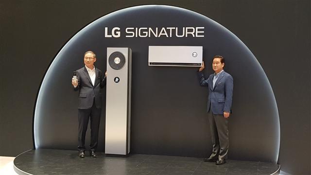 LG전자가 26일 서울 강서구 마곡에 위치한 LG사이언스파크에서 ‘LG 시그니처 에어컨’을 공개한 가운데 송대현(왼쪽) H&A사업본부장 사장과 최상규 한국영업본부장 사장이 신제품을 설명하고 있다.