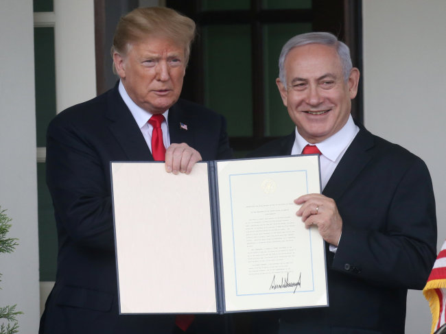<YONHAP PHOTO-0966> U.S. President Donald Trump and Israel's Prime Minister Benjamin Netanyahu hold up a proclamation recognizing Israel's sovereignty over the Golan Heights as Netanyahu exits the White House from the West Wing in Washington, U.S. March 25, 2019. REUTERS/Leah Millis/2019-03-26 05:42:58/ <저작권자 ⓒ 1980-2019 ㈜연합뉴스. 무단 전재 재배포 금지.>
<YONHAP PHOTO-0966> U.S. President Donald Trump and Israel's Prime Minister Benjamin Netanyahu hold up a proclamation recognizing Israel's sovereignty over the Golan Heights as Netanyahu exits the White House from the West Wing in Washington, U.S. March 25, 2019. REUTERS/Leah Millis/2019-03-26 05:42:58/ <저작권자 ⓒ 1980-2019 ㈜연합뉴스. 무단 전재 재배포 금지.>