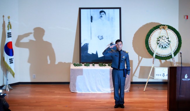 (ATTN: CHANGES photo)
SEOUL, March 26 (Yonhap) -- A memorial service was held in Seoul on Tuesday to mark the 109th anniversary of the death of Ahn Jung-geun, a revered Korean independence hero who assassinated a prominent Japanese colonial leader more than a century ago.
The Association for the Commemoration of Patriotic Martyr Ahn Jung-geun hosted the memorial service at the Ahn Jung-geun Memorial Museum in central Seoul, with an attendance of about 500 citizens, including Ahn's relatives.
Notably, about 20 guests from Japan, including Toshinobu Sugawara, president of the international exchange association of Kurihara in Miyagi Prefecture, were at the ceremony.
A cadet of the Korea Military Academy salutes after reading the will of Ahn Jung-geun during a memorial service marking the 109th anniversary of Ahn's death, in Seoul on March 26, 2019. (Yonhap)