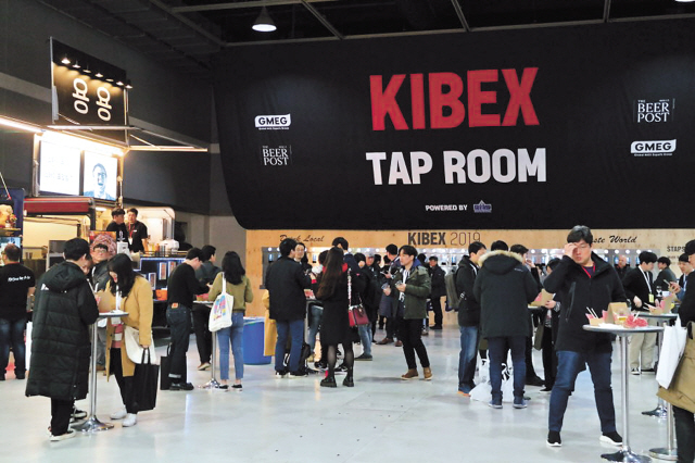 KIBEX 2019 탭룸(TAP ROOM)은 게르츠코리아의 셀프 탭 시스템을 활용해 마치 주유소처럼 자신이 필요한 양만큼의 맥주를 따라 마실 수 있도록 했다.