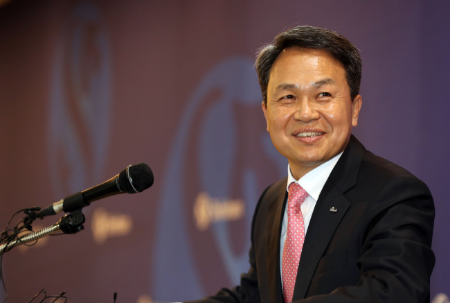 Shinhan Bank’s new CEO Jin Ok-dong attends a news conference in Seoul on Tuesday. (Yonhap)