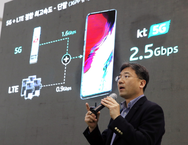 Seo Chang-seok, executive vice president at KT Network Strategy Unit and Network Group, discusses the maximum speed of the combined 5G and LTE networks during a press conference in Seoul, Tuesday. Yonhap