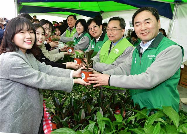 임정배(맨 오른쪽) 대상 대표이사와 윤영균(오른쪽 두번째) 한국산림복지진흥원장, 권용석 홍보실장(상무·오른쪽 세번째)을 포함한 참석자들이 26일 서울 청계광장에서 열린 ‘2019 희망의 나무나누기’ 행사에서 시민들에게 묘목을 나눠주고 있다.  [대상 제공]