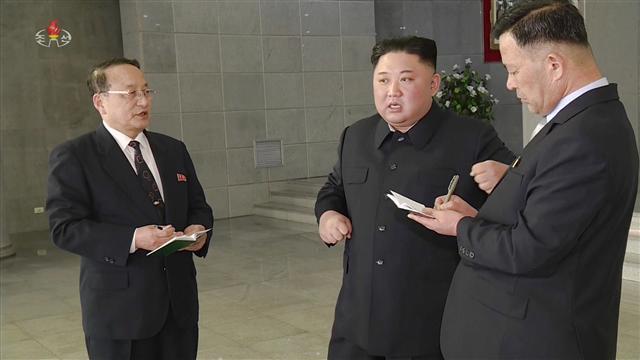 <YONHAP PHOTO-3188> 김책공대 찾은 김정은 (서울=연합뉴스) 김정은 국무위원장이 10일 오전 제14기 최고인민회의 대의원 후보인 홍서헌 김책공업종합대학 총장에게 투표하기 위해 이 대학에 마련된 투표장을 찾았다고 조선중앙TV가 전했다. 김정은 위원장이 홍서헌 총장(왼쪽) 등 대학 관계자들에게 지시하는 모습. 2019.3.10 [국내에서만 사용가능. 재배포 금지. For Use Only in the Republic of Korea. No Redistribution] nkphoto@yna.co.kr/2019-03-10 18:17:29/ <저작권자 ⓒ 1980-2019 ㈜연합뉴스. 무단 전재 재배포 금지.>
<YONHAP PHOTO-3188> 김책공대 찾은 김정은 (서울=연합뉴스) 김정은 국무위원장이 10일 오전 제14기 최고인민회의 대의원 후보인 홍서헌 김책공업종합대학 총장에게 투표하기 위해 이 대학에 마련된 투표장을 찾았다고 조선중앙TV가 전했다. 김정은 위원장이 홍서헌 총장(왼쪽) 등 대학 관계자들에게 지시하는 모습. 2019.3.10 [국내에서만 사용가능. 재배포 금지. For Use Only in the Republic of Korea. No Redistribution] nkphoto@yna.co.kr/2019-03-10 18:17:29/ <저작권자 ⓒ 1980-2019 ㈜연합뉴스. 무단 전재 재배포 금지.>
