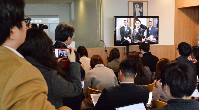 27일 오전 서울 강서구 공항동 대한항공빌딩에서 열린 대한항공 정기 주주총회에서 일부 취재진과 주주들이 주총장 중계화면을 지켜보고 있다.   정희조 기자/checho@
