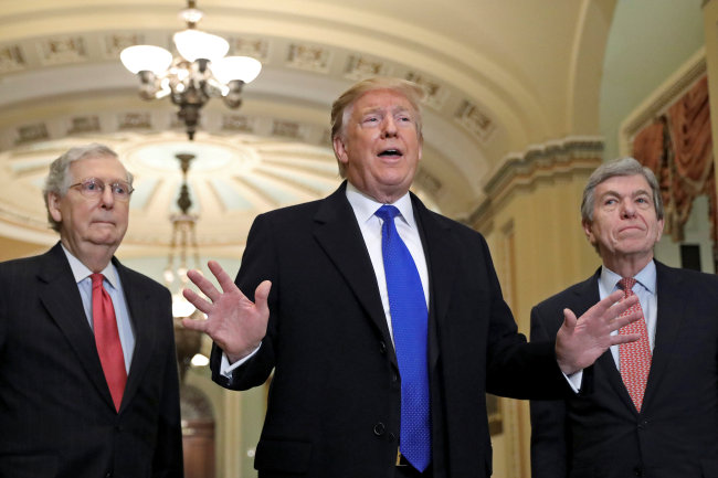 <YONHAP PHOTO-3168> U.S. President Donald Trump talks with reporters next to Senate Majority Leader Mitch McConnell (R-KY) and Senator Roy Blunt (R-MO) as he arrives for a closed Senate Republican policy lunch on Capitol Hill in Washington, U.S., March 26, 2019. REUTERS/Brendan McDermid TPX IMAGES OF THE DAY/2019-03-27 07:37:09/ <저작권자 ⓒ 1980-2019 ㈜연합뉴스. 무단 전재 재배포 금지.>
<YONHAP PHOTO-3168> U.S. President Donald Trump talks with reporters next to Senate Majority Leader Mitch McConnell (R-KY) and Senator Roy Blunt (R-MO) as he arrives for a closed Senate Republican policy lunch on Capitol Hill in Washington, U.S., March 26, 2019. REUTERS/Brendan McDermid TPX IMAGES OF THE DAY/2019-03-27 07:37:09/ <저작권자 ⓒ 1980-2019 ㈜연합뉴스. 무단 전재 재배포 금지.>