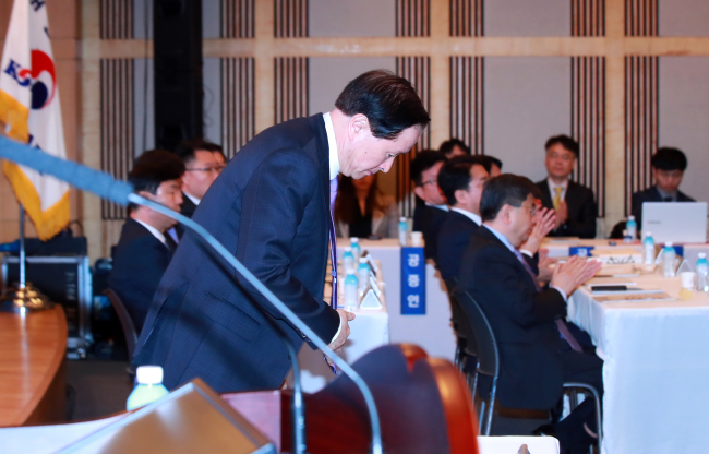 <YONHAP PHOTO-3411> 인사하는 우기홍 대한항공 대표이사 (서울=연합뉴스) 홍해인 기자 = 27일 오전 서울 강서구 대한항공 본사에서 열린 정기 주주총회에서 의장을 맡은 우기홍 대표이사가 인사하고 있다. 2019.3.27 hihong@yna.co.kr/2019-03-27 09:19:43/ <저작권자 ⓒ 1980-2019 ㈜연합뉴스. 무단 전재 재배포 금지.>
<YONHAP PHOTO-3411> 인사하는 우기홍 대한항공 대표이사 (서울=연합뉴스) 홍해인 기자 = 27일 오전 서울 강서구 대한항공 본사에서 열린 정기 주주총회에서 의장을 맡은 우기홍 대표이사가 인사하고 있다. 2019.3.27 hihong@yna.co.kr/2019-03-27 09:19:43/ <저작권자 ⓒ 1980-2019 ㈜연합뉴스. 무단 전재 재배포 금지.>