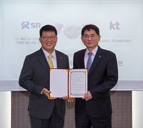 김형성 SR 기술본부장(사진 오른쪽)과 이창근 KT 공공고객본부장(사진 왼쪽)이 27일(수) SRT 수서역에서 5G 스마트 스테이션 구현을 위한 MOU를 체결했다.