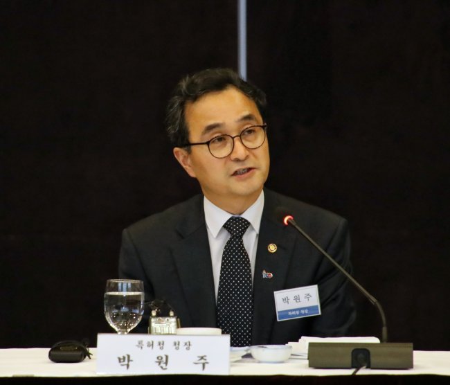 [사진설명= 27일 조선호텔에서 개최된 제1회 지식재산전략협의회는 ‘국가 혁신성장을 위한 지식재산 생태계 혁신전략’을 발표 했다. 사진은 박원주 특허청장이 협의회 개최에 앞서 인사말을 전하고 있다]