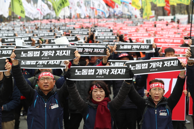 Some 10,000 members of the Korean Confederation of Trade Unions protest urging the government to adopt key conventions of the International Labor Organization in front of the National Assembly in Yeouido, Seoul. (Yonhap)
