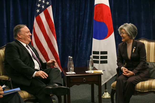 강경화 외교부장관이 29일 미국 워싱턴DC에서 마이크 폼페이오 국무장관과 한미 외교장관회담을 갖는다. 베트남 하노이 2차 북미정상회담 이후 열리는 이번 회담에서는 포스트 하노이 국면 한반도정세와 향후 비핵화대화 재개 전략을 중점 논의할 전망이다. 강 장관과 폼페이오 장관이 지난달 폴란드 바르샤바에서 한미외교장관을 갖는 모습. [헤럴드DB]
