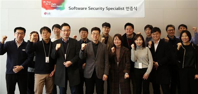 ‘제1회 소프트웨어 보안전문가 인증식’에서 보안전문가로 선발된 LG전자 직원 11명과 CTO(최고기술책임자) 박일평 사장(앞줄 왼쪽 네번째) 등이 기념촬영을 하고 있다.  [LG전자 제공]