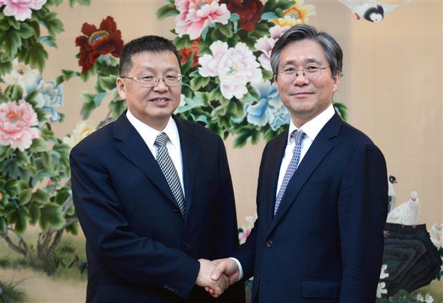 성윤모(오른쪽) 산업통상자원부 장관이 27일 중국 북경 국가에너지국 회의실에서 장젠화 중국 국가에너지국장과 면담 뒤 기념촬영을 하고 있다. [산업통상자원부 제공]