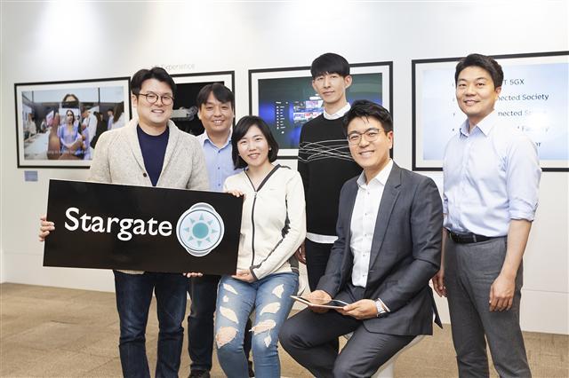 박진효 SK텔레콤 ICT 기술센터장(왼쪽 5번째), 이종민 테크이노베이션그룹장(왼쪽 4번째)과 테크이노베이션그룹 구성원들이 ‘스타게이트’ 프로그램 출범을 알리고 있다.  [SK텔레콤 제공]