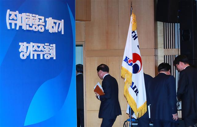 27일 오전 서울 강서구 대한항공 본사에서 열린 정기 주주총회에서 조양호 한진그룹 회장의 사내이사 재선임 안건이 부결되며 총회가 끝난 뒤 총회 의장인 우기홍 대표이사가 총회장을 떠나고 있다.  [연합]
