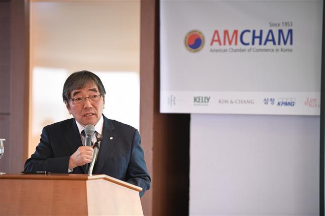 윤석헌 금융감독원장은 지난 12일 서울 소공로 롯데호텔에서 열린 주한미국상공회의소(AMCHAM)·주한유럽상공회의소(ECCK) 공동주최 간담회에서 강연을 하고 있다.  [금감원 제공]
