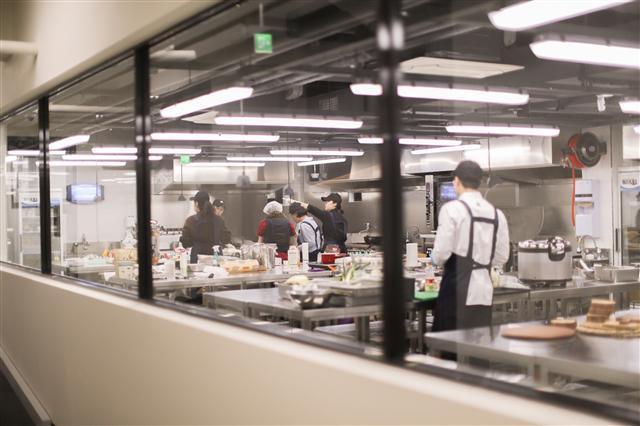 심플프로젝트컴퍼니의 공유 주방 2호점인 위쿡(WECOOK) 사직점 내부.