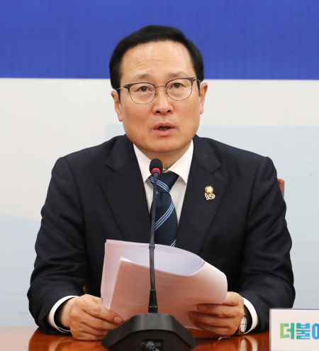 28일 오전 더불어민주당 정책조정회의에서 발언하는 홍영표 원내대표. [연합]
