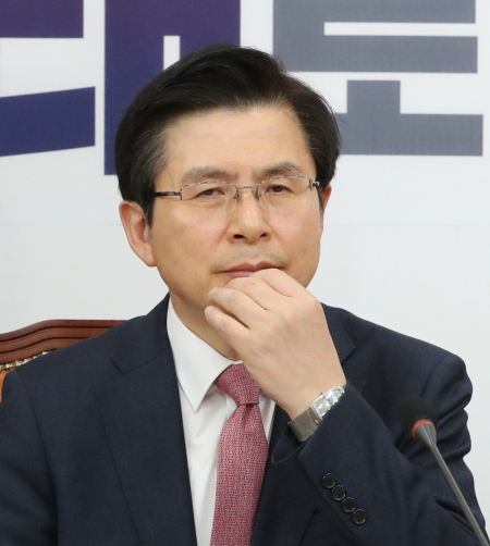 28일 오전 국회에서 열린 자유한국당 최고위원회의에 참석한 황교안 대표. [연합]